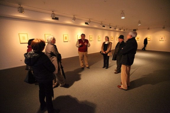 Profesores del Carreño Miranda, ayer con Román A. Álvarez. 