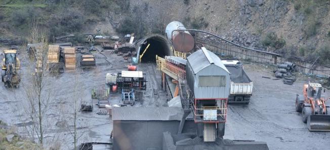Imagen de la bocamina de la mina Salgueiro, este jueves, tras el accidente.
