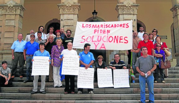 Los mariscadores de la ría de Villaviciosa, durante una de sus concentraciones. 