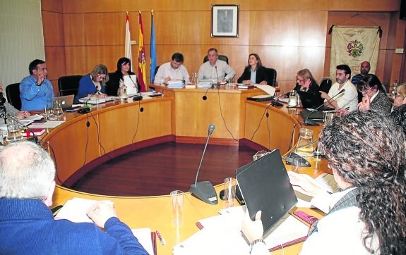 Sesión plenaria, celebrada ayer, en el salón de sesiones del Ayuntamiento de Carreño. 