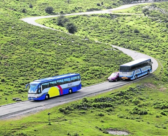 Dos autobuses del Plan de Lagos se cruzan en la carretera. 