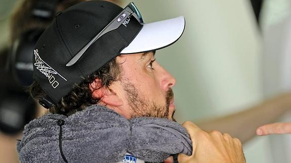 Fernando Alonso, durante la sesión de entrenamientos para el Gran Premio de Malasia en el circuito internacional de Sepang en Kuala Lumpur. 