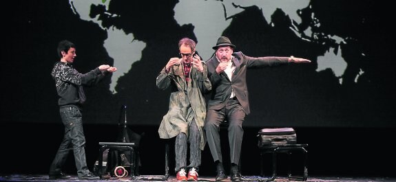 Los tres protagonistas de 'Reikiavik', sobre el escenario del Teatro Palacio Valdés. 