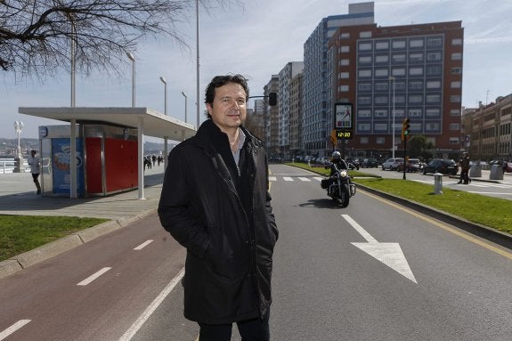 El arquitecto gijonés en la calzada del Muro, que en su propuesta para soterrar el tráfico pasaría a peatonalizarse y urbanizarse para crear un nuevo bulevar urbano. 
