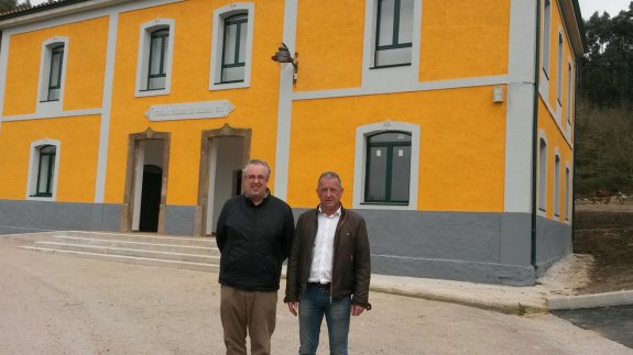El edil Juan Ramón González y el alcalde José Manuel Felgueres, antes las escuelas restauradas. 