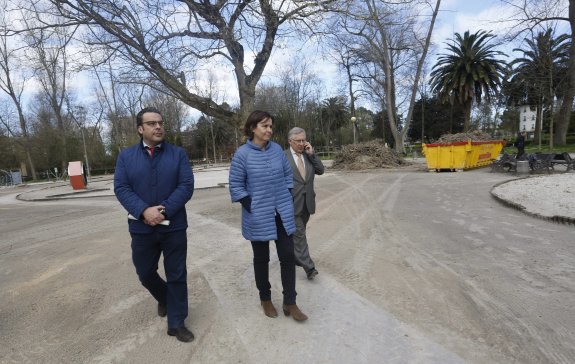 Carmen Moriyón, junto al ingeniero Álvaro Obregón, y detrás, al teléfono, el concejal Manuel Arrieta, en la zona de juegos del parque. 