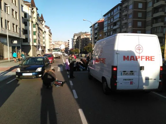 Policías y transeúntes atienden a los heridos antes de que llegasen los sanitarios. 