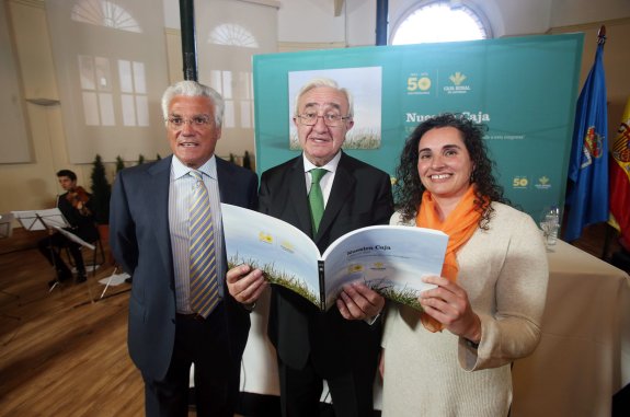 Ángel Luis Martín Serrano, José María Quirón y Dolores Rizo muestran el libro. 