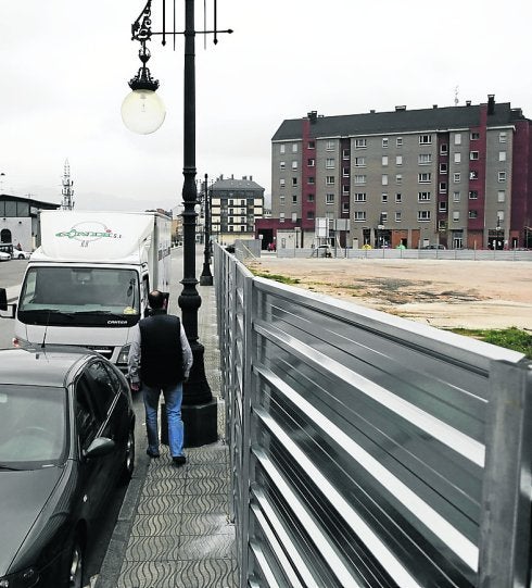 El vallado que impide el paso a los peatones. 