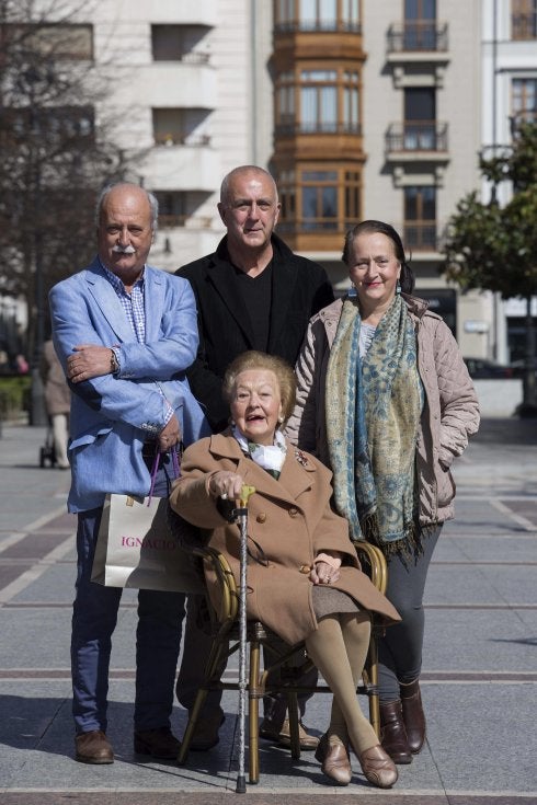 Corina Faes Villaverde, rodeada de sus hijos Carlos, Armando y Corina Orbón Faes, en Begoña. 