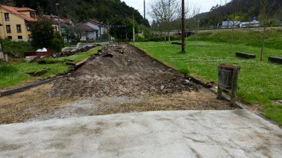 Obras de adecuación de una cancha de fútbol en Argame.:: E. C.