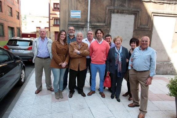 El jurado y parte de los organizadores del concurso de canción asturiana de La Nueva, ayer, tras las deliberaciones. 