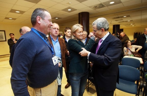 José Antonio Caicoya besa la mano de Cristina Coto ante Pelayo Roces la jornada en la que el notario ganó las elecciones primarias. 
