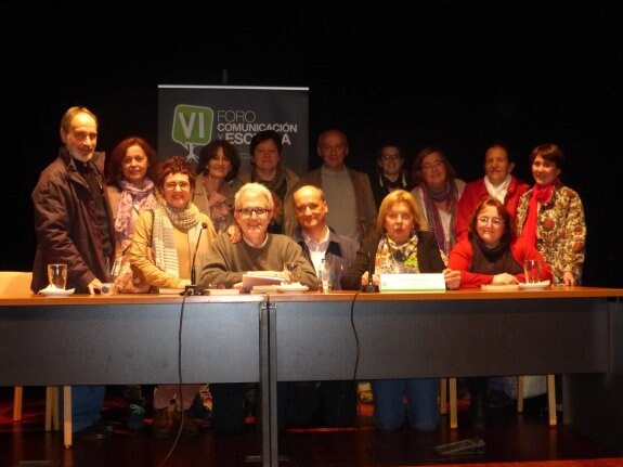 Félix Menéndez, en el centro, con gafas, en una imagen con el club de lectura de Vegadeo, en el VI Foro de Comunicación. 