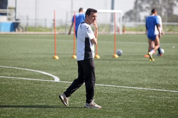 José Manuel Barla, ayer en el entrenamiento del Avilés en el campo de Santo Domingo en Miranda.