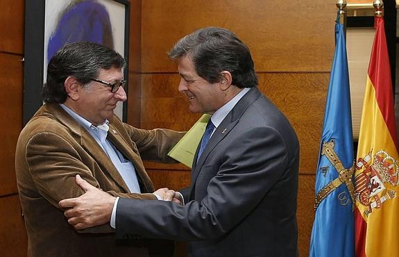 Los sindicatos piden a Javier Fernández una solución para la tarifa eléctrica a industrias