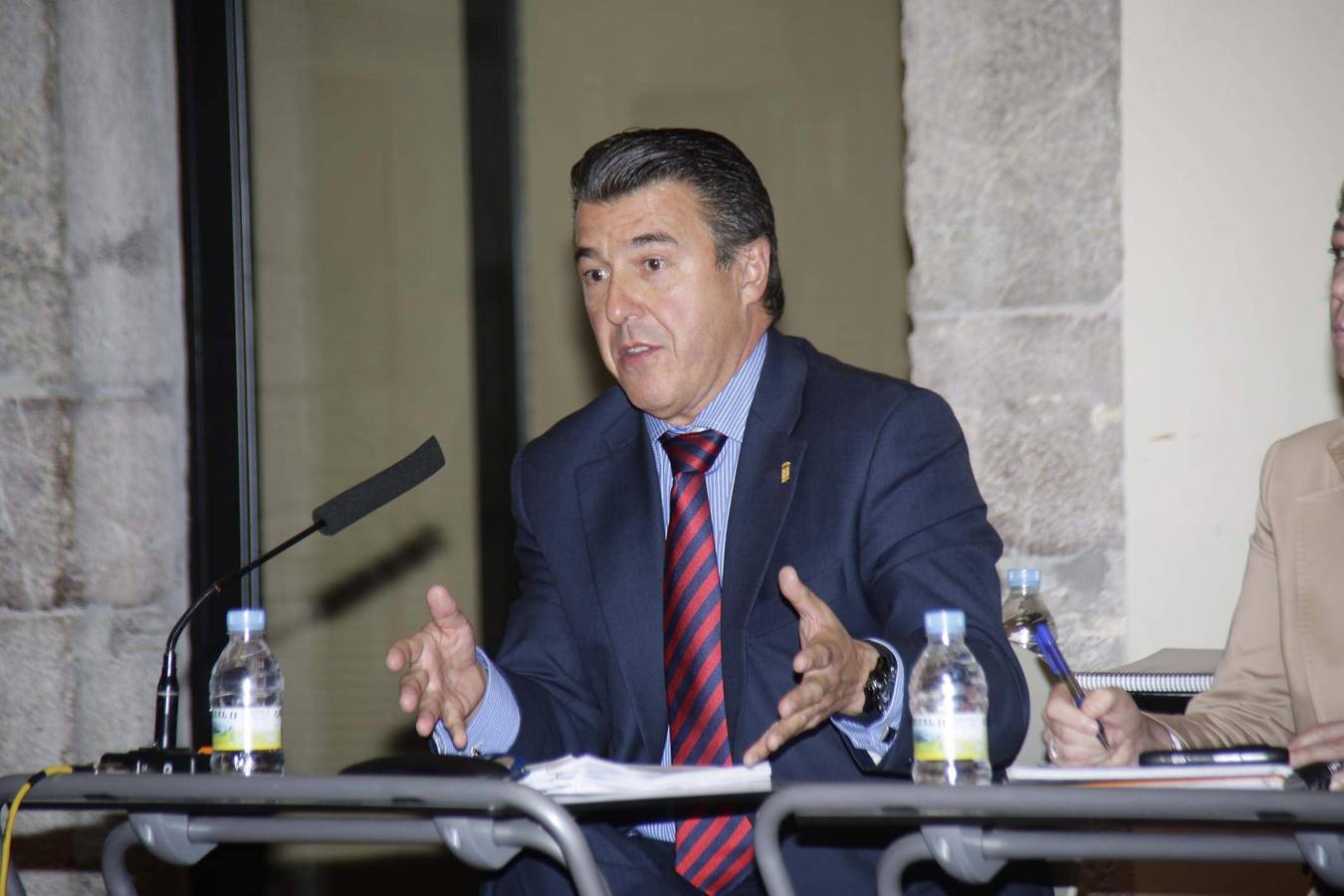 Armas interviene en un pleno en Llanes.