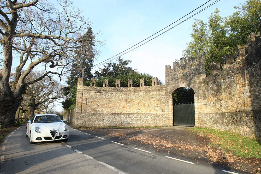 Vista de la entrada a la quinta de los condes de Revillagigedo en Deva. 