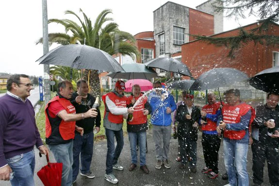 Los trabajadores descorcharon sidra para brindar por la sentencia del Tribunal Supremo. 