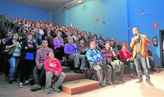 El alcalde se ayudó de una pantalla y de un puntero para explicar al público, que llenó el recinto, los detalles del proyecto.