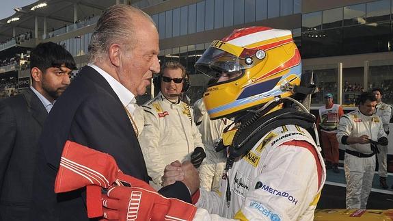 El Rey Juan Carlos saluda a Fernando Alonso en el GP de Abu Dabi en 2009.