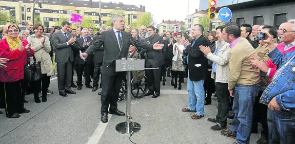 Antonio Tajani se dirige a los trabajadores de Tenneco durante el acto de inauguración de la calle con su nombre. Detrás, las autoridades políticas.