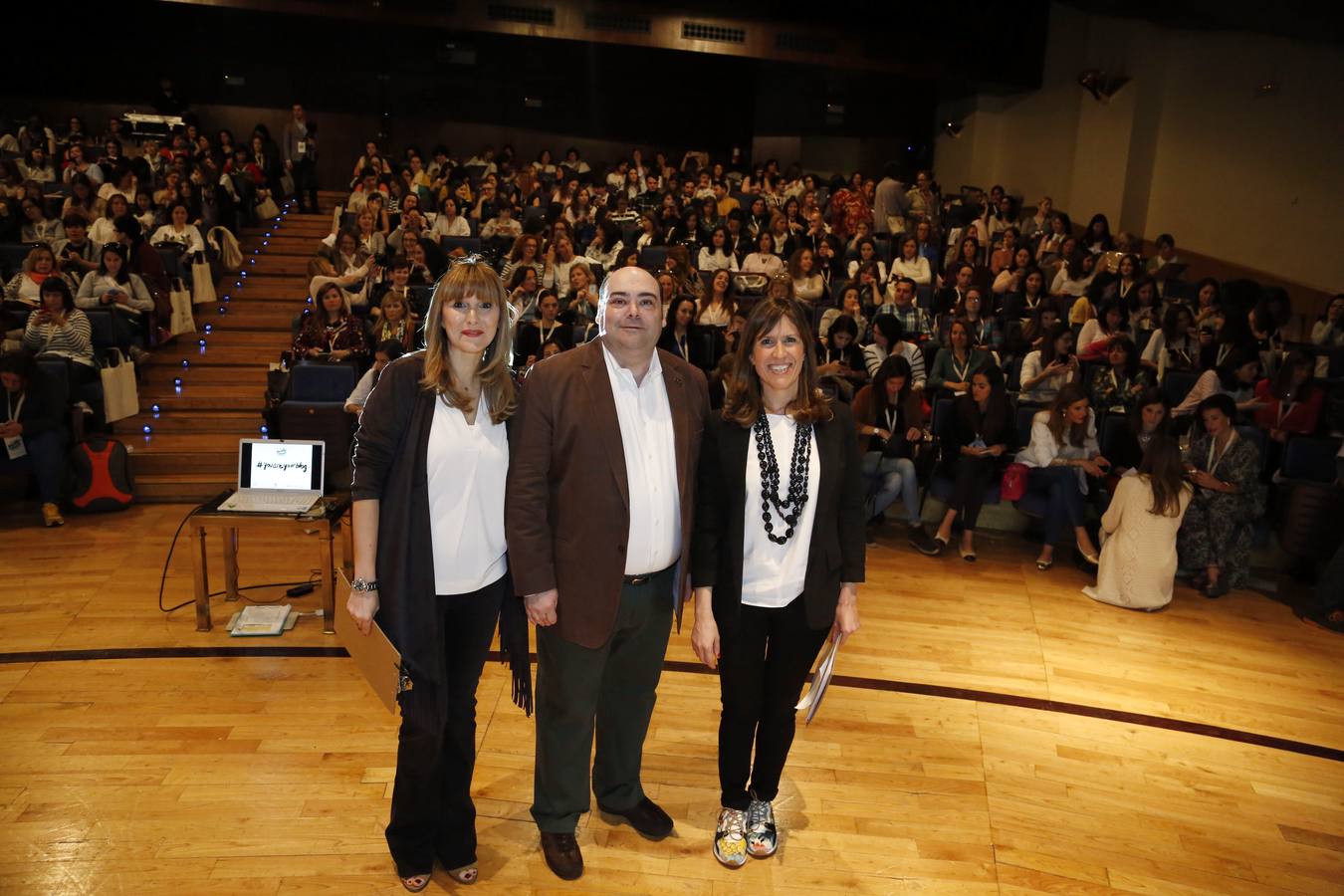 Las organizadoras del evento con el alcalde de Oviedo.
