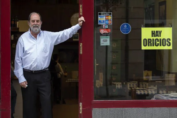 Armando Rodríguez, a la puerta de su sidrería El Globo, en la calle de San Bernardo. 