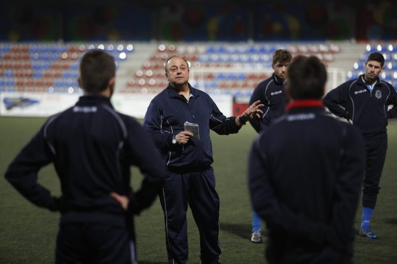 El técnico Raúl Gonzábal da indicaciones a los suyos sobre el terreno de juego de Ganzábal. 