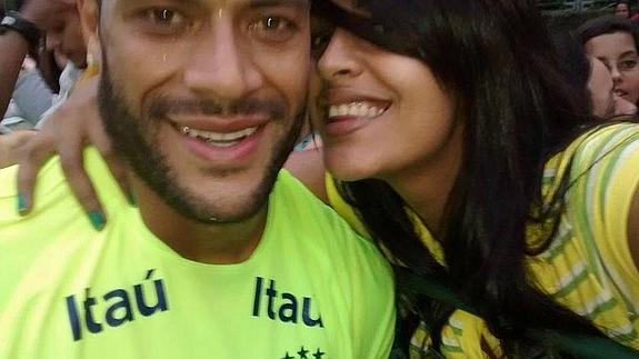 Amanda Bueno y el selfie que se hizo con el futbolista Hulk en un entrenamiento de la selección brasileña.