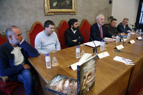 Xuan Bello, Pablo Suárez, Alejandro Calvo, Ramón Rodríguez, Juan Carrio y Xosé Antón González, durante la presentación. 