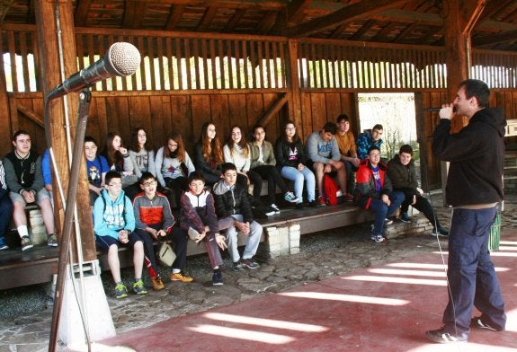Los alumnos disfrutaron cantando y componiendo en el taller de rap en asturiano. 