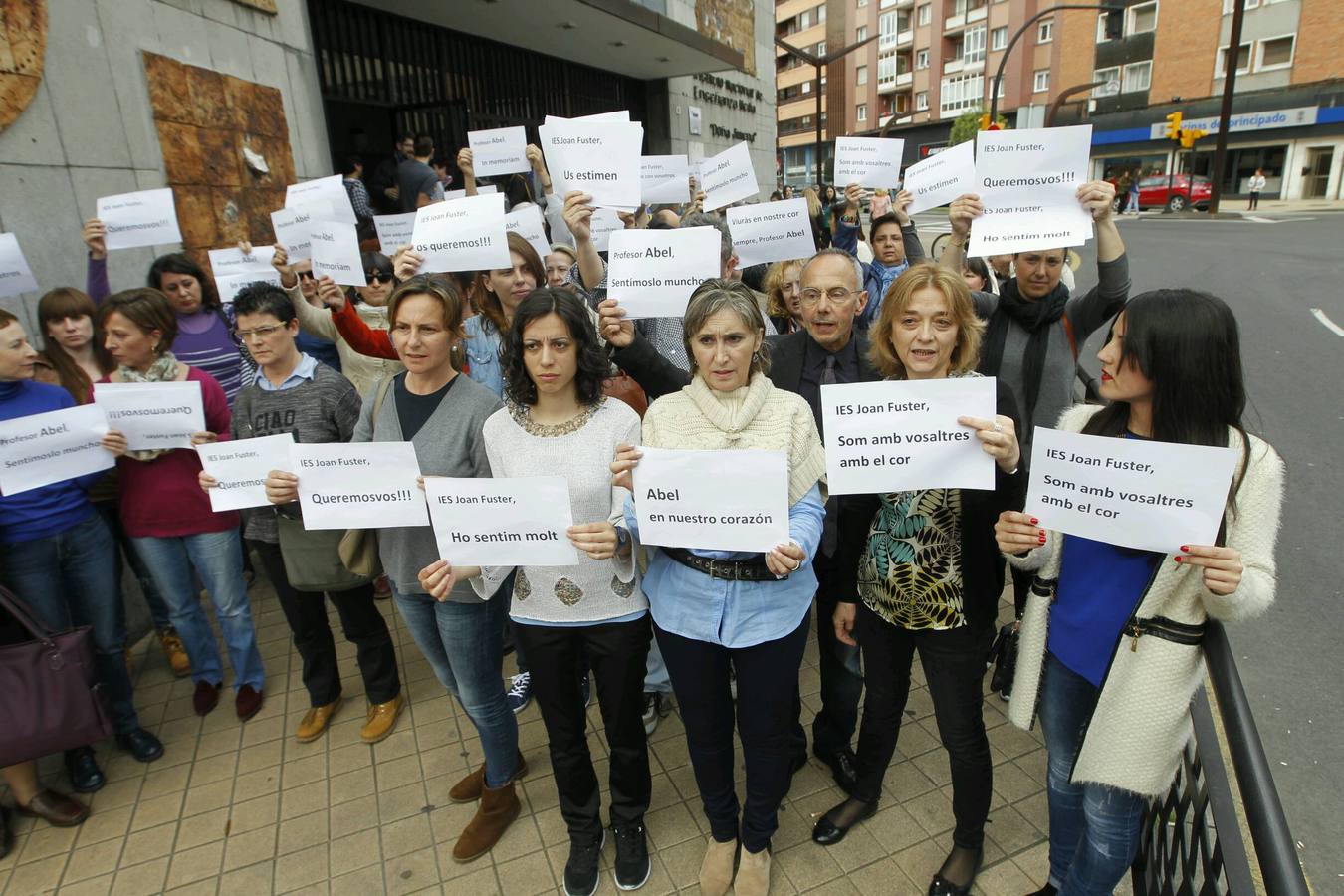 Los profesores muestran mensajes de apoyo al IES Joan Fuster.