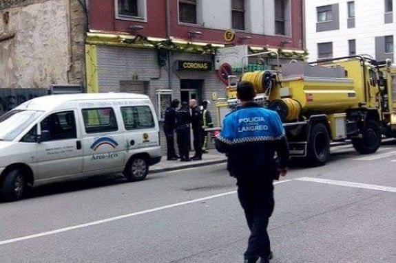 Bomberos y Policía Local, ante el establecimiento afectado. 