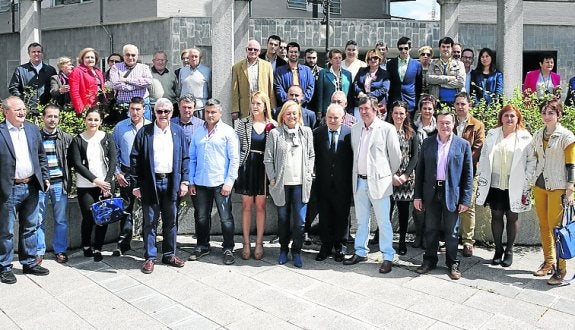Foto de familia de los candidatos populares. 