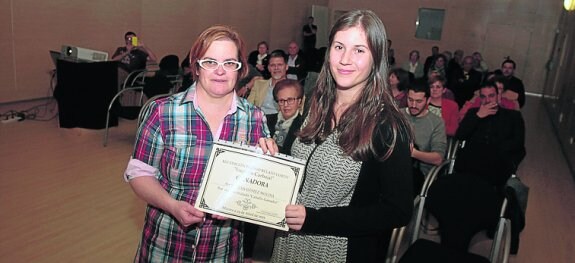 María Teresa Gómez Molina, derecha, recibe el premio. 