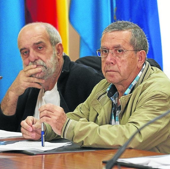 El voto de IU fue decisivo. En la imagen, Bueno y Magadán.