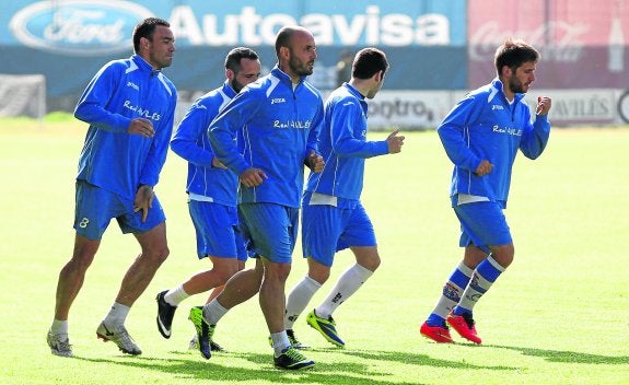 Los jugadores del Avilés, ayer en el Suárez Puerta. La sesión de hoy se celebrará en el campo de Miranda.