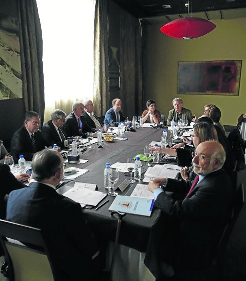 El jurado, ayer, durante las deliberaciones previas al premio. :: j. c. román