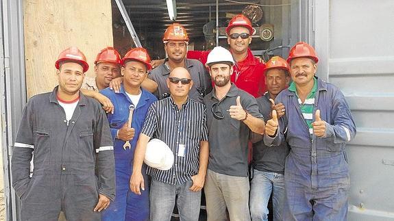 Andrés Alonso Moro, con barba y pulgar arriba, rodeado de los mecánicos de su equipo. 