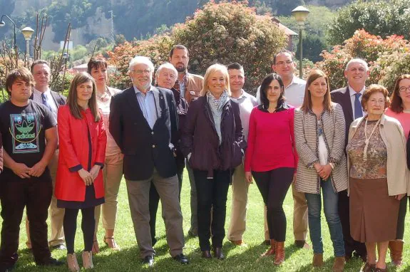 Quiñones, junto a Fernández y parte de su lista en la presentación. 