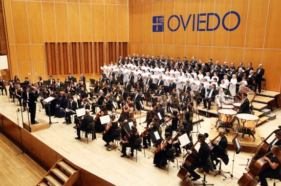 Oviedo Filarmonía y el Orfeón Donostiarra, ayer, sobre las tablas del Auditorio Príncipe. 