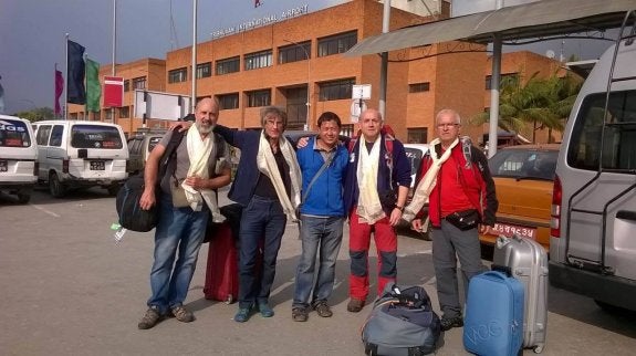 Sabino Fernández, Jesús Mosteirín, el guía Bhattarai Kumar Mahesh, Ángel Hernández Muñiz y Egidio García González, el grupo aún pendiente de localizar, en una foto antes de iniciar la aventura 