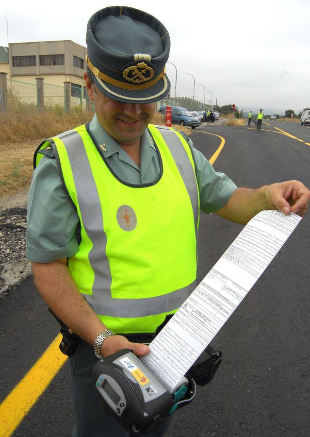 Un guardia civil, con una impresora portátil de multas.