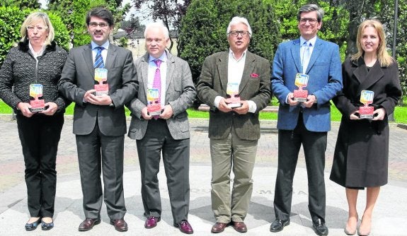 Los ponentes Ana María García, Miguel Hevia, José Luis Lambert Rodríguez, José María Valle, Ignacio González-Pinto y Beatriz Domínguez-Gil, en el parque del Medal en Vegadeo. 