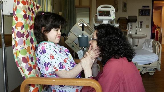 Elena, con su madre Marta Cienfuegos, en la habitación del Children’s Hospital de Pittsburgh. 