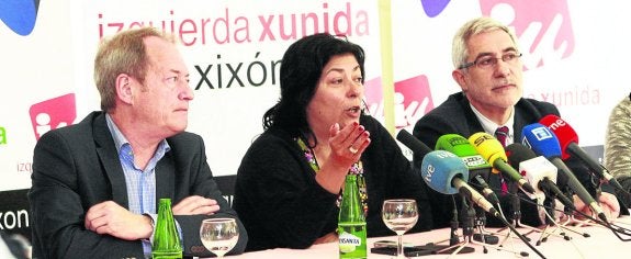 Almudena Grandes e IU apoyan una «cultura de barrio» frente a la de «mausoleos vacíos»