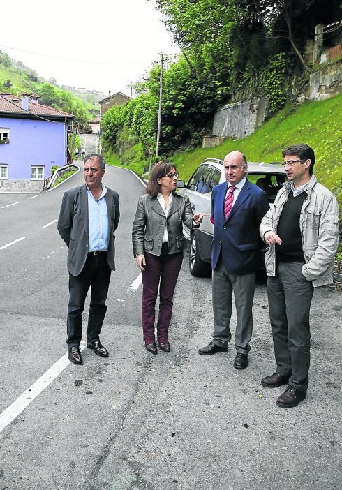 La consejera de Fomento, junto a Pereiro y el alcalde de San Martín, acudió ayer a ver las obras en la carretera.