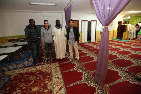 Por la izquierda, Mamadou Ndong; Mostafa Guini, Elhadji Sarr y Hicham Bouyuussef, 'Pipo' en la primera mezquita. 