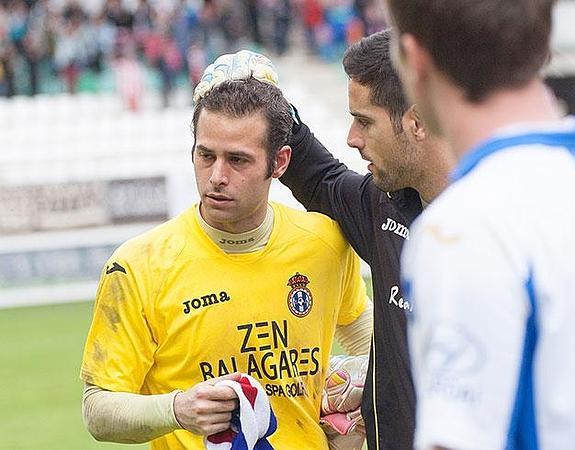 El portero del Avilés es consolado por un compañero.